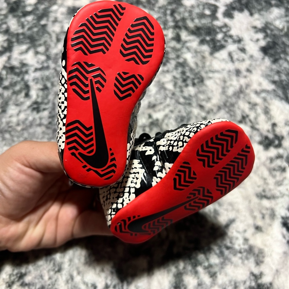 Nike - Picture 3 of 3